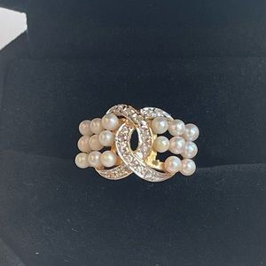 Diamond and pearl gold ring.